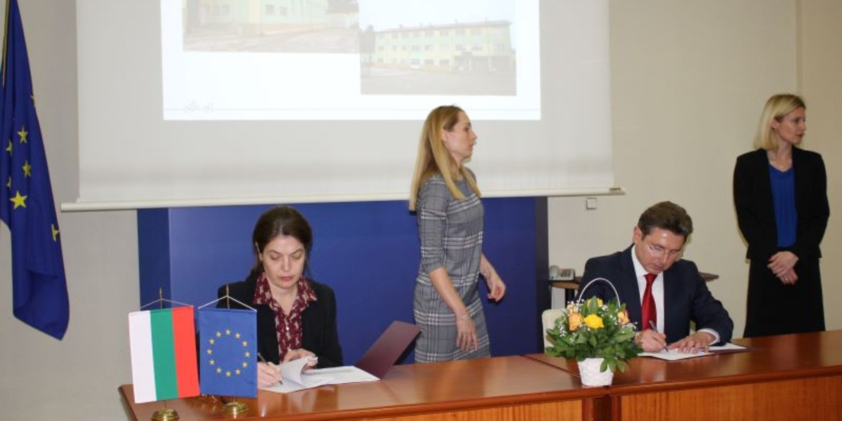 Deputy Minister Petrova and the Mayor оf Strelcha Georgi Pavlov